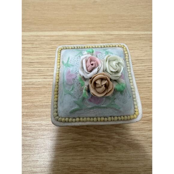 Porcelain Trinket/Jewelry Box Floral and Pastel VINTAGE - Picture 4 of 5